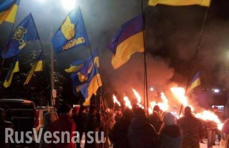 Во время факельного шествия приезжих неонацистов в Славянске произошел взрыв (ФОТО, ВИДЕО)