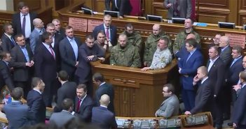 Заседание Рады закрыли из-за входа нацгвардейцев и полицейских в зал