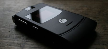 Lenovo желает повторить успех Nokia и перевыпустит раскладушку Motorola RAZR V3