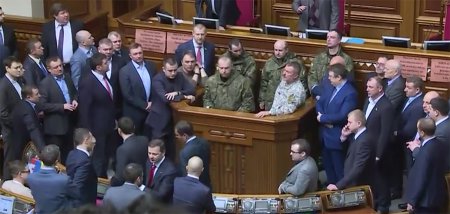 Заседание Рады закрыли из-за входа нацгвардейцев и полицейских в зал
