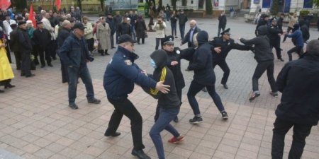 На Украине националисты напали на пенсионеров во время первомайского митинг ...