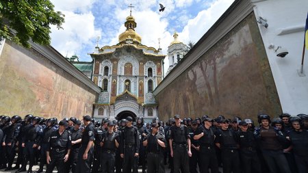 Крестовый поход по-киевски: как на Украине хотят ограничить влияние РПЦ и других конфессий