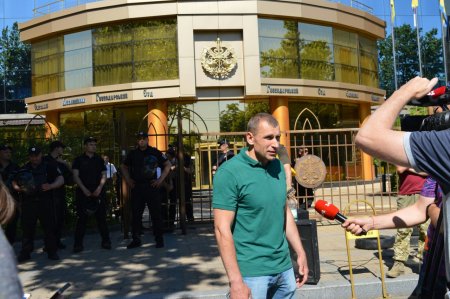 Беспорядки в Одессе: радикалы сорвали заседание суда по отмене выделения земли участникам войны на Донбассе