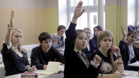 Политика Чёрного Карлиса: несколько школ в Латвии наказали за использование русского языка