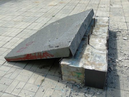 На Донбассе разрушили памятник «героям АТО» (ФОТО)
