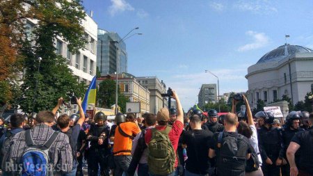 Участники марша гомосексуалистов скрылись в метро, неонацисты продолжают стычки с полицией (ФОТО, ВИДЕО)