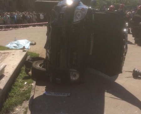 Автомобиль въехал в толпу во Львове, один человек погиб