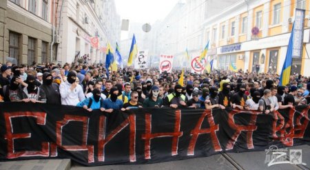 Слепящие файеры: зачем Киеву ультрасы-боевики
