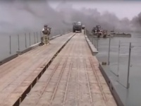 Российские военные инженеры навели понтонный мост через Евфрат юго-восточне ...