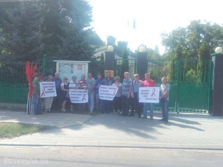 В Кишиневе прошел пикет у здания посольства Польши в Молдове против сноса памятников советским солдатам (ФОТО) | Русская весна