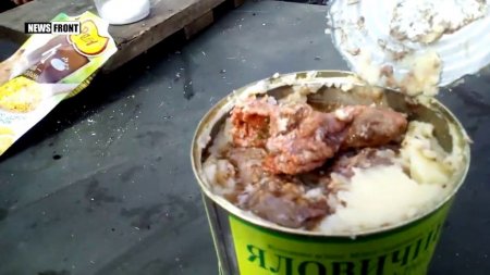Перчатку вместо мяса подсунули украинским морпехам в консервы
