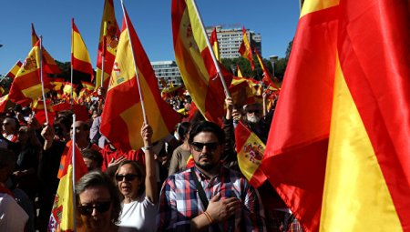 В Мадриде тысячи человек вышли на акцию в поддержку единства Испании. Каталонские власти не признают себя отстраненными