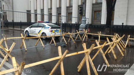 Майдан в Киеве: Протестующие установили баррикады (ФОТО)