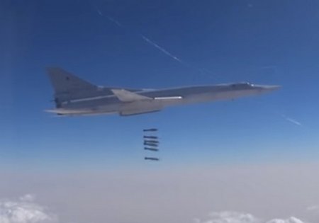 Бомбардировщики Ту-22М3 второй раз подряд нанесли удар по ИГ в сирийской провинции Дейр-эз-Зор
