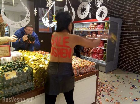 «Активистка» Femen устроила «черную пятницу» в магазине Roshen (ФОТО, ВИДЕО 18+)