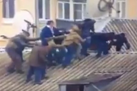 Взяли в кольцо. Появилось видео задержания Саакашвили на крыше дома