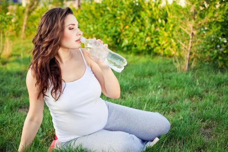 Ученые рассказали, почему беременным нельзя пить газировку 