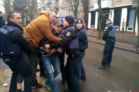 "Файеры, шины и слезоточивый газ". В Кременчуге "Азов" и С14 устроили драку с патрульными полицейскими