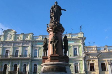 "Вятровича тут не стояло". Что думают одесситы и власти города о сносе памятника Екатерине II