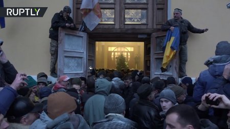 Сторонники Саакашвили выломали двери Октябрьского дворца в Киеве и ворвались внутрь здания