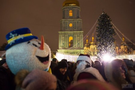 В Киеве зажгли главную елку Украины