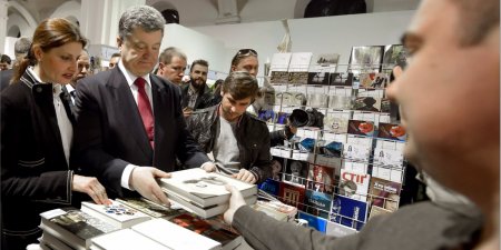 Порошенко опубликовал ТОП-5 книг 2017 года