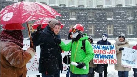 В Киеве секс-работники в лютый снегопад вышли на акцию «Сталеві яйця»