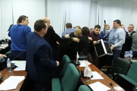 Украинские депутаты устроили массовое побоище под флагом ЕС