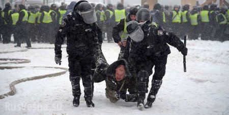 Полицейский отстранен от работы после столкновений у Рады