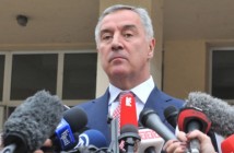 Порошенко поздравил Джукановича с победой на выборах президента Черногории