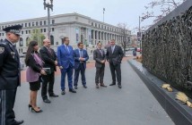 В США Аваков и Аброськин возложили колоски у мемориала жертвам Голодомора