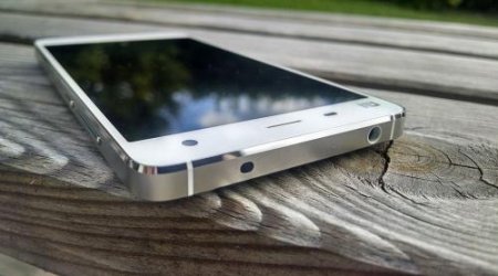 Геймерский смартфон Xiaomi Black Shark показали на живых фотографиях
