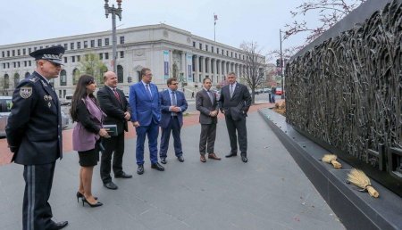 В США Аваков и Аброськин возложили колоски у мемориала жертвам Голодомора
