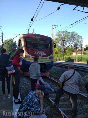 Под Львовом пассажиры не смогли влезть в поезд и перекрыли железную дорогу (ФОТО, ВИДЕО)