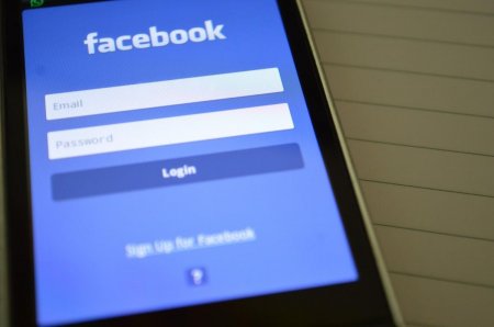 После атаки на прохожих в Париже Facebook активировал «проверку безопасности»