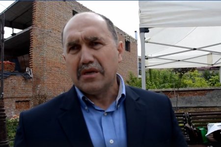 Мэр города во Львовской области объявил голодовку и вынес кабинет на площад ...