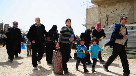 Около 340 сирийских беженцев вернулись в свои дома в Восточной Гуте за сутк ...