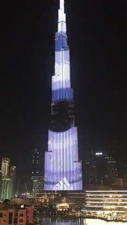 Небоскреб «Бурдж-Халифа» в Дубае окрасили в цвета российского флага