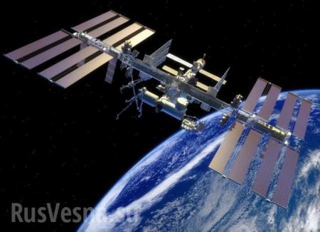 «Чемодан без ручки» — космонавт МКС сфотографировал спутник с близкого расстояния (ВИДЕО)