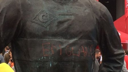 Английские фанаты осквернили памятник великому футболисту Черенкову (ФОТО)