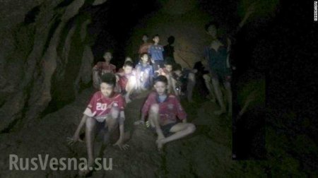 В Таиланде из затопленной пещеры освободили первых детей (+ФОТО, ВИДЕО)