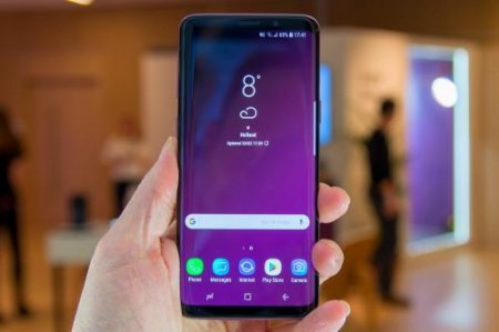 Samsung выпустит безрамочный смартфон с камерой под дисплеем