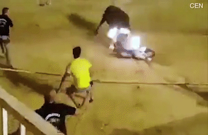 Зрители сняли на видео, как разъярённый бык с горящими рогами растерзал туриста