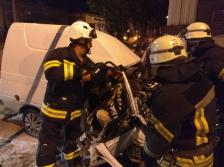 В Мариуполе машина врезалась в бетонную плиту, двое погибших