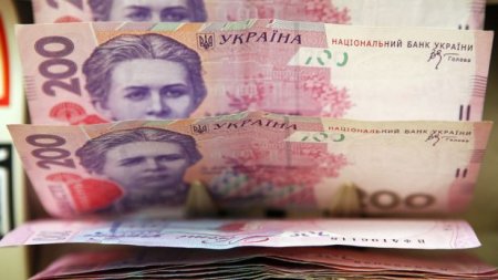 «Полшага до дефолта»: какую цену заплатит Украина за финансовую помощь от МВФ и ЕС