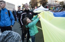 В Киеве развернули флаг Украины длиной 250 метров