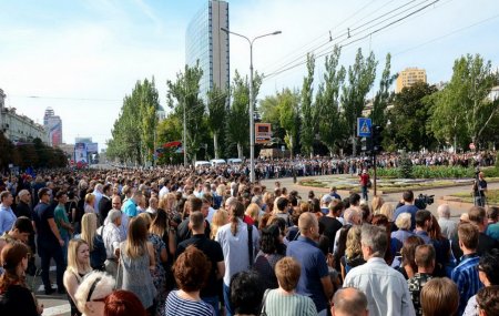 На церемонию прощания с Захарченко пришли около 70 тыс. человек