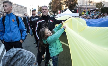 В Киеве развернули флаг Украины длиной 250 метров