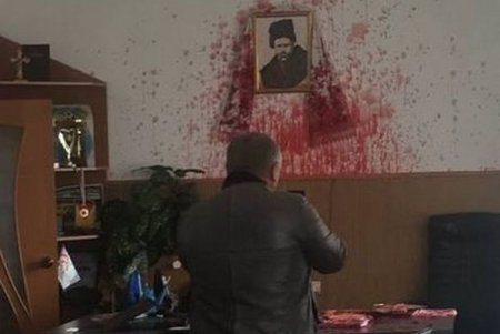 На Винничине мэра облили кровью из-за подозрений в финансировании Крымского моста