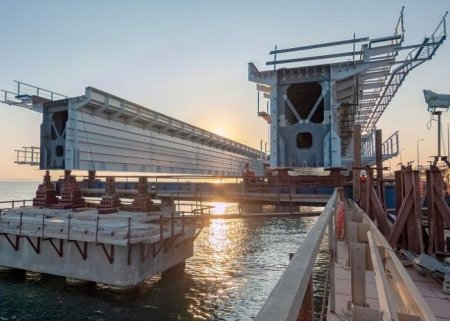Строящийся пролет Крымского моста упал в воду